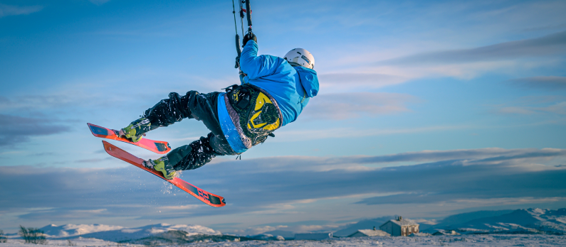 En person kitejumper i vinterlandskap