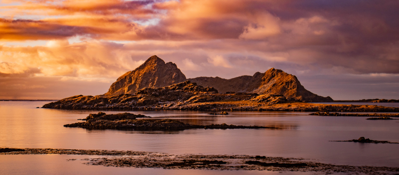 Skumringsbilde av fjell og sj&oslash; i &oslash;yriket Vester&aring;len i Nordland