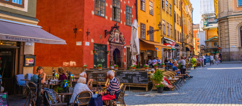 Farverige historiske bygninger og huse i Gamla Stan