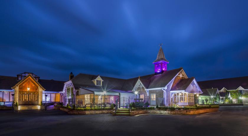 Exterior of Treacy's Oakwood Hotel