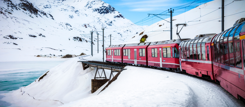 Tog snor seg gjennom variert fjellandskap i Sveits