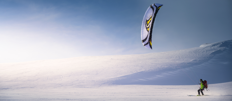 En person snowkiter gjennom et åpent vinterlandskap