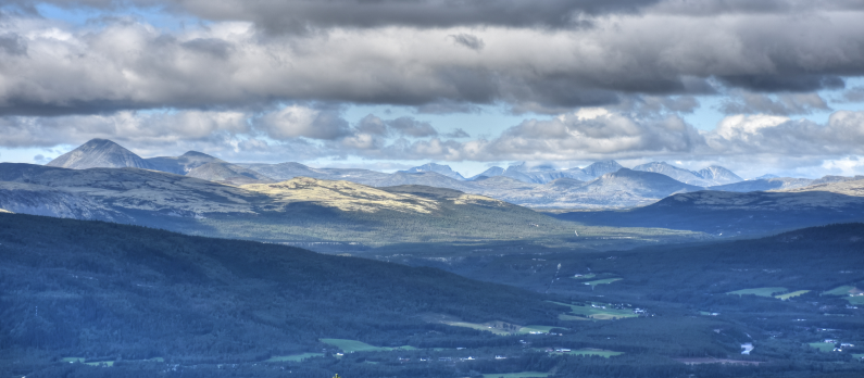 Oversiktsbilde av fjell, dal og skog i &Oslash;sterdalen