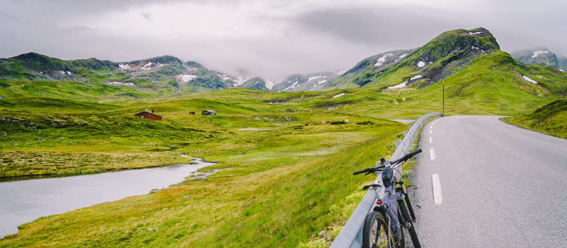 Bike_with_active_equipment_at_norway_mountains_scene
