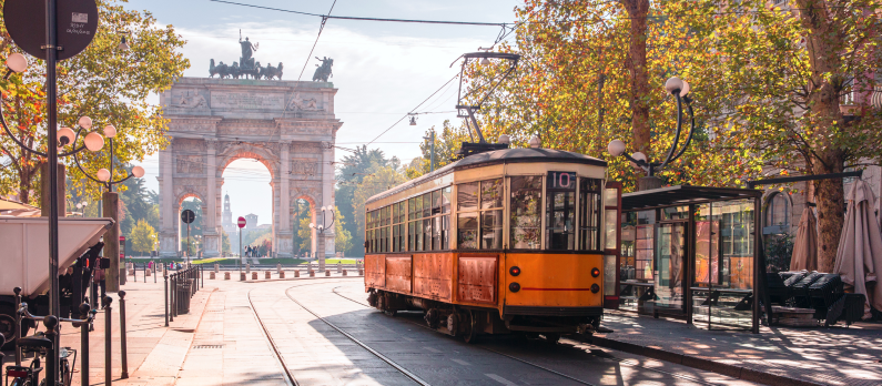 vintage_tram_in_the_centre_of_the_Old_Town_of_Milan