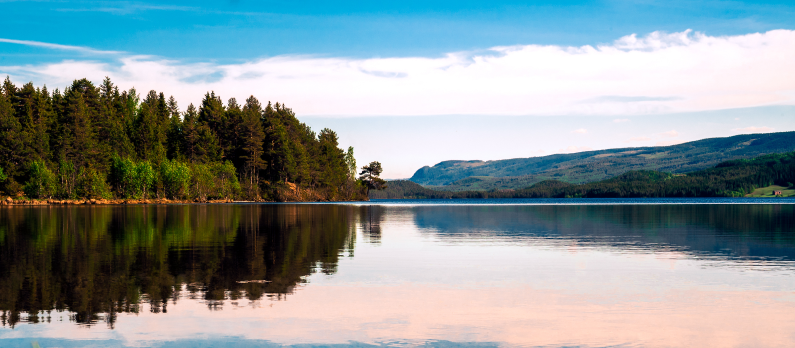 Beautiful_scenic_afternoon_view_of_a_quiet_lake_and_rural_mountains_from_Valdres