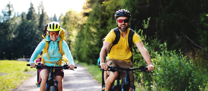 Family_with_small_children_cycling