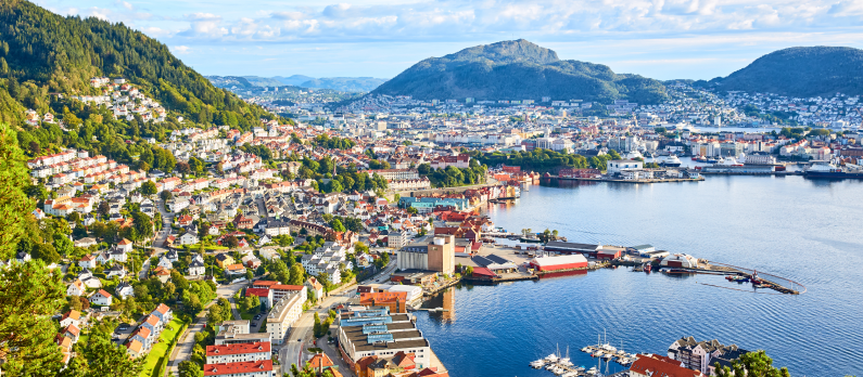 Oversiktsbilde av Bergen med utsikt over hus, fjell og fjord
