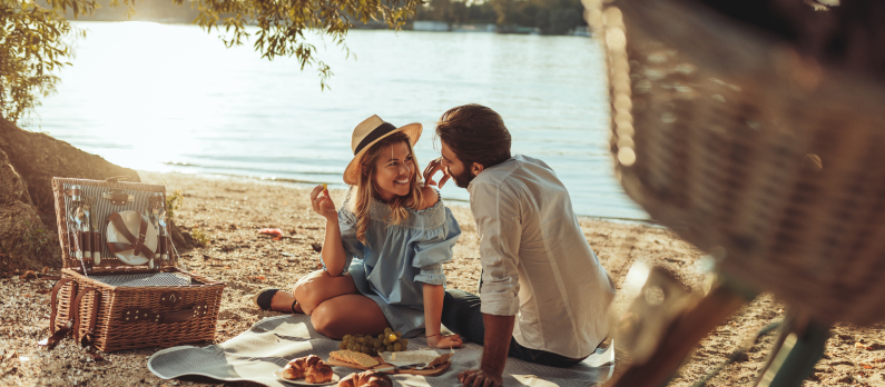 Couple_having_picnic
