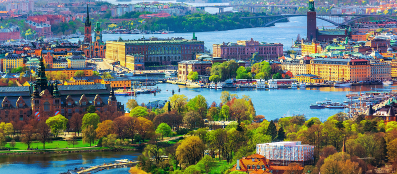 Oversiktsbilde av Stockholm med severdigheter, frodige parker og vann