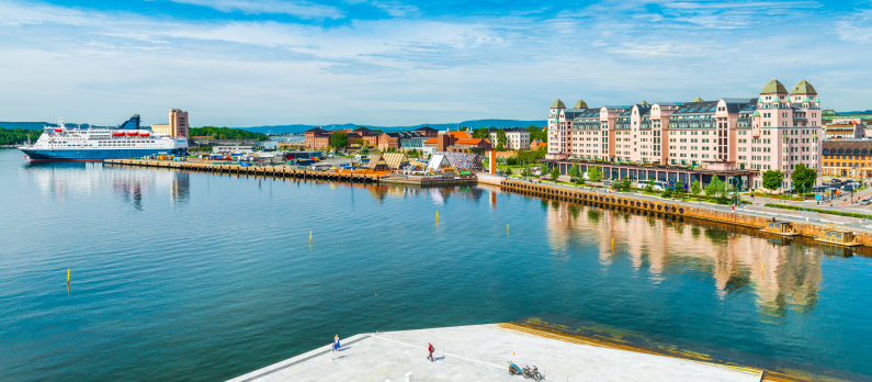 Oslos havn sett fra utsiktspunktet p&aring; Operahuset i Oslo