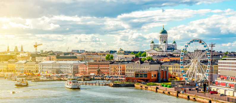 Oversiktsbilde over Helsinki i kveldssol fra sj&oslash;en