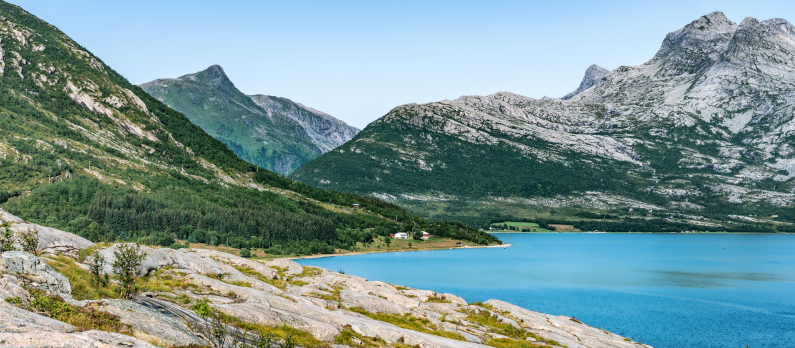 Landskapsbilde som viser fjord og fjell i kystbygda Nesna p&aring; Helgelandskysten