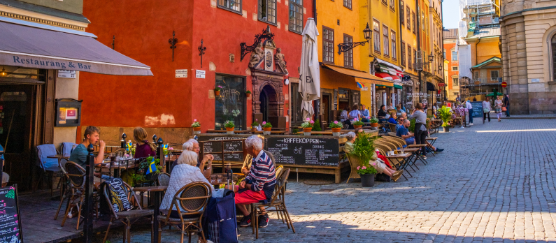 Stockholm kan skilte med mange spennende museer, blant annet Vasamuseet, hvor verdens best bevarte skip fra 1600-tallet er utstilt. Byen er popul&aelig;r blant familier med barn, med mange morsomme severdigheter og aktiviteter for b&aring;de store og sm&aring;.  For de fleste som drar til Stockholm er et bes&oslash;k til Gamla stan p&aring; toppen av &oslash;nskelisten. Den sjarmerende gamlebyen er Stockholms eldste distrikt og har en helt unik atmosf&aelig;re med sine smale brosteinsgater og fargerike historiske bygninger.