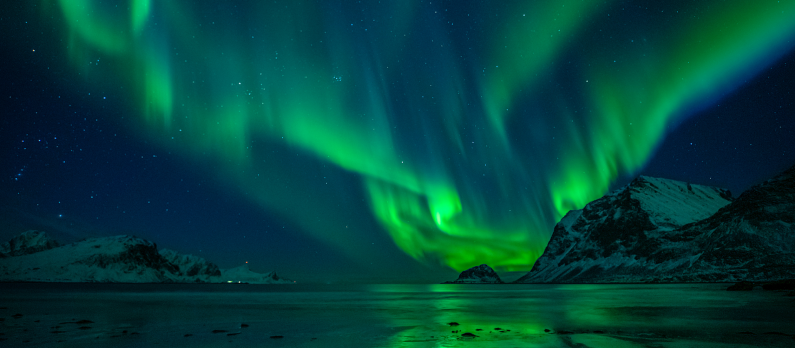 Northern_lights_on_beach