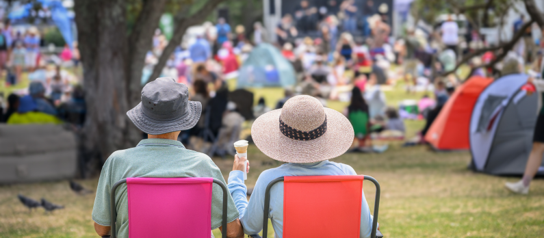 Couple_sitting_on_camping_chairs