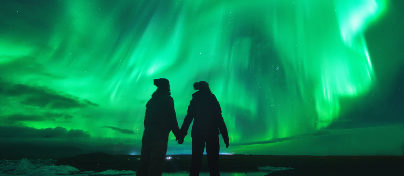 Northern_lights_over_couple_in_love_in_Iceland