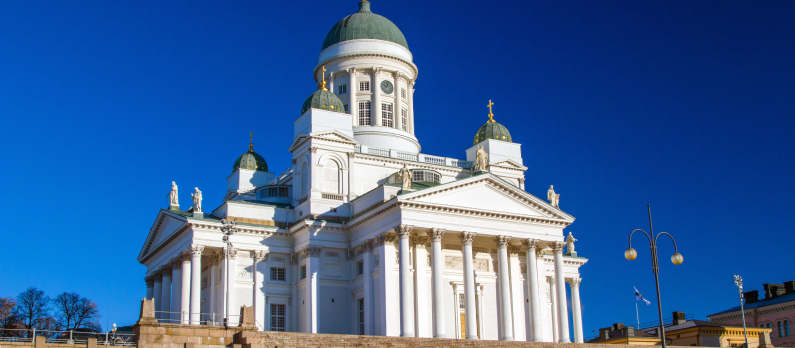 Domkirken i Helsinki med blomster i forgrunnen