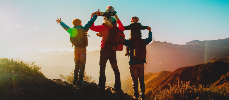 Family_on_moutain_hiking