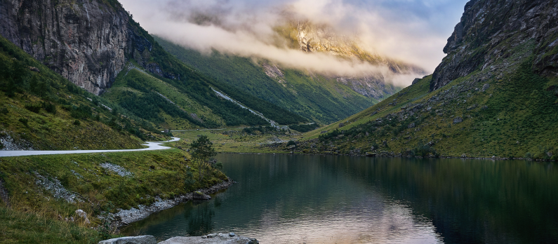 Dramatisk bilde av fjellandskapet n&aelig;r Stavbergsetra i Norangsdalen
