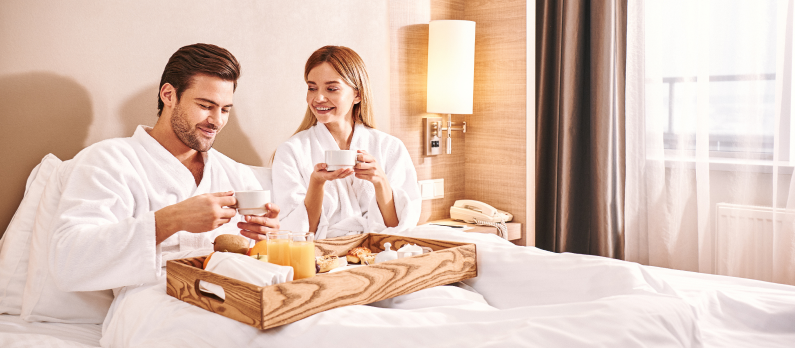Couple_are_eating_in_hotel_room_bed