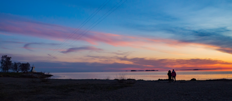 Midnight_sun_over_the_sea