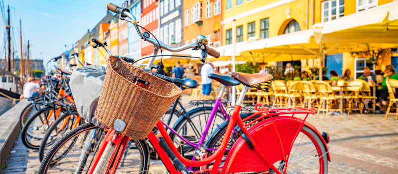erike sykler st&aring;r parkert i havnekvarteret Nyhavn i K&oslash;benhavn
