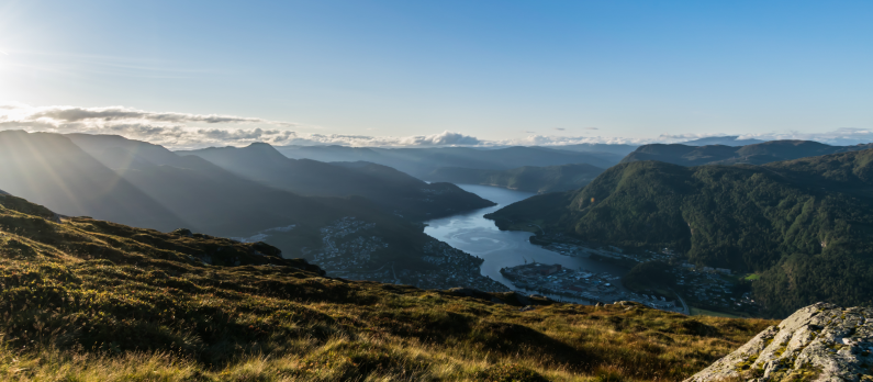 Bilde over F&oslash;rde i Sunnfjord tatt fra toppen av et fjell&nbsp;