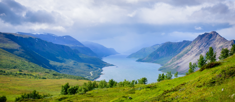 Dramatic_clouds_over_fjord_in_Arctic_Norway