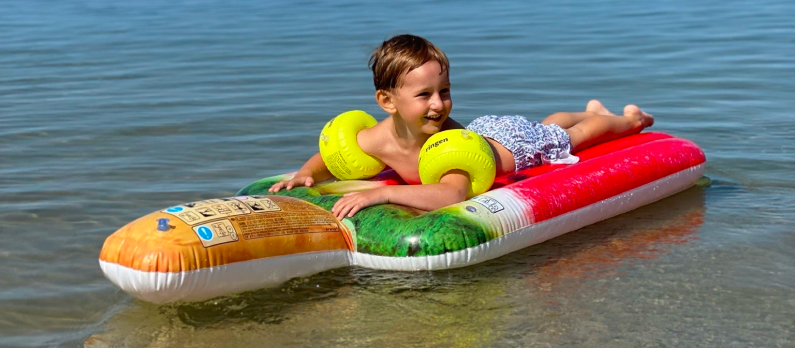Kid_playing in the sea