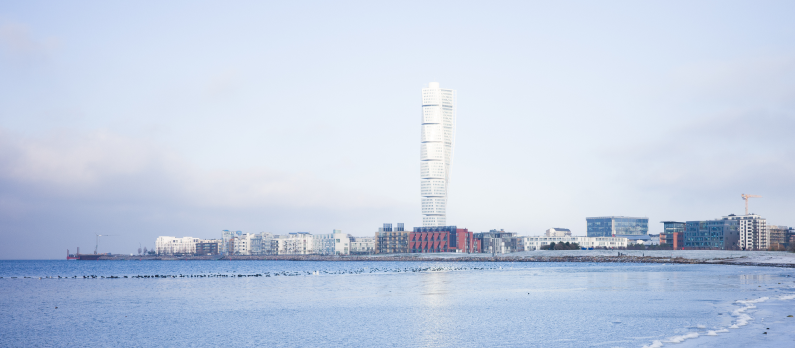 turning_torso_and_beach_during_winter_day