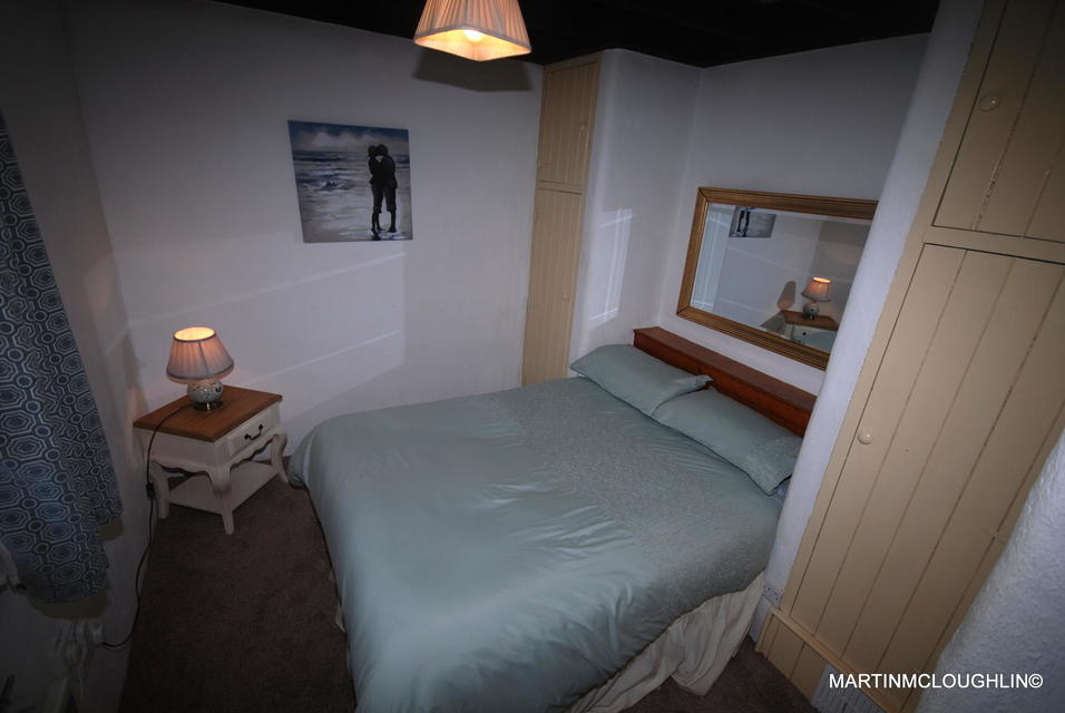 Lough Derg Thatched Cottages bedroom