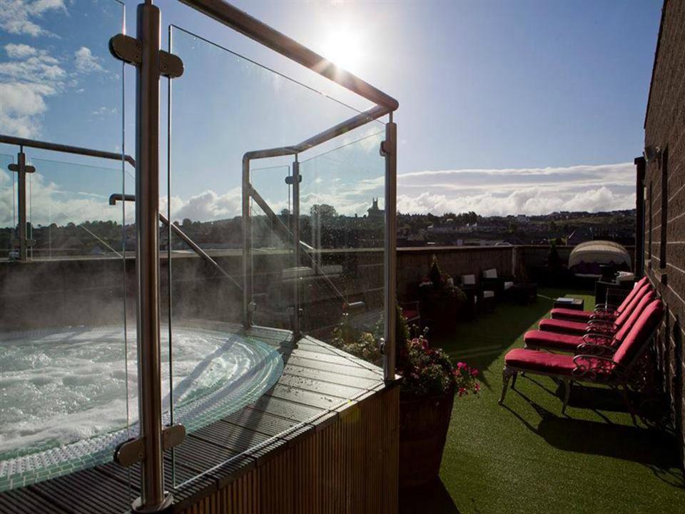 Canal Court Hotel Outdoor Hot Tub