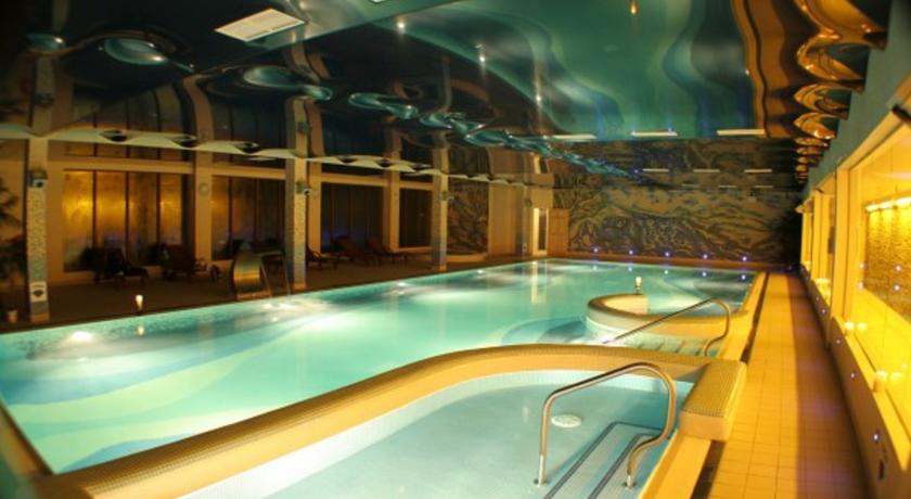 Falls Hotel Swimming Pool