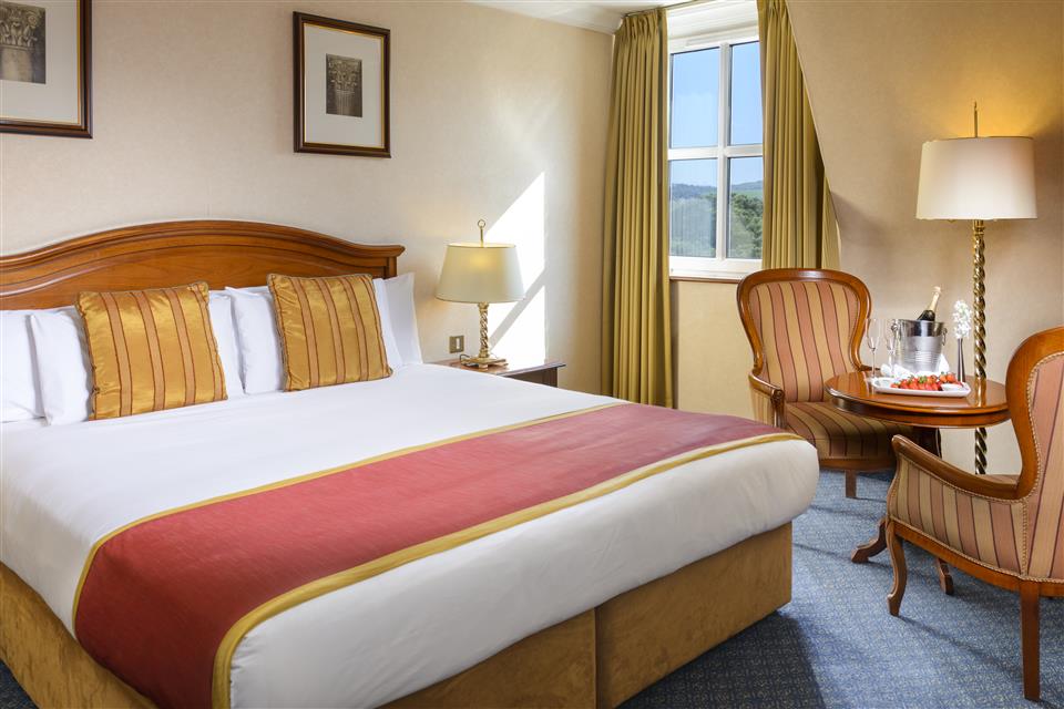 Killarney Plaza Hotel bedroom