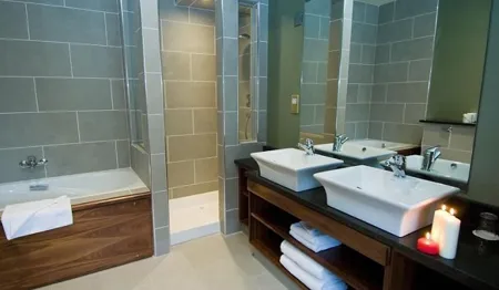 Old Ground Hotel bathroom