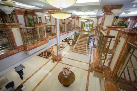 Killarney Plaza Hotel lobby