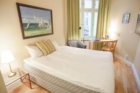 Vi har antingen dubbelsängar eller två separata sängar i våra rum.
