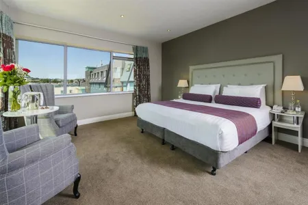 Scotts Hotel bedroom