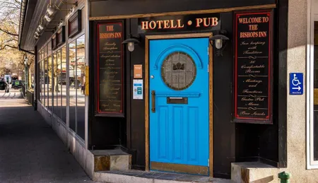 Kliv in genom vår berömda, blå dörr till Bishops Arms Köping.