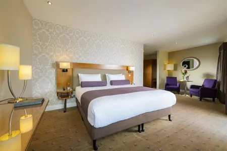 Scotts Hotel bedroom
