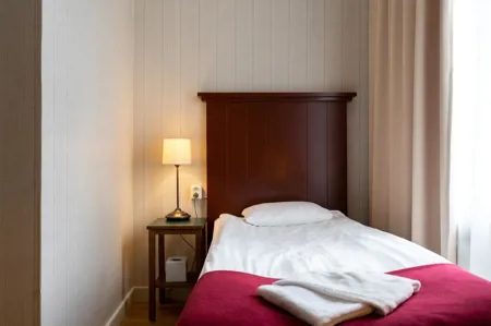 Enkelrummen har privat badrum med dusch, samt en garderob på rummet.