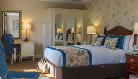 Old Ground Hotel bedroom