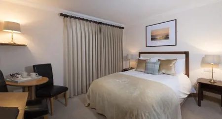 Delphi Mountain Resort bedroom