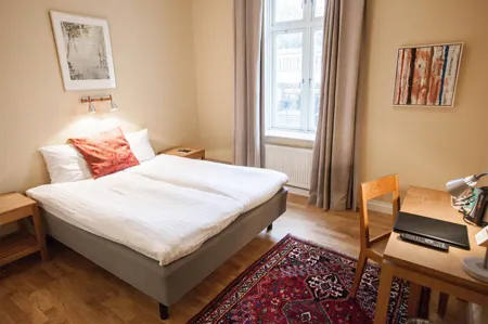 Sov gott i våra dubbelrum och njut av frukostbuffén morgonen därpå