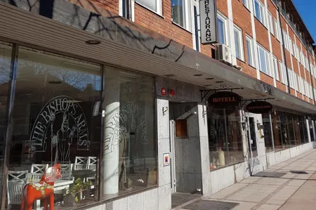 Här checkar ni in, i vår fina Bishops Arms pub. Sommartid kan ni njuta av god mat och dryck på vår mysiga uteservering.