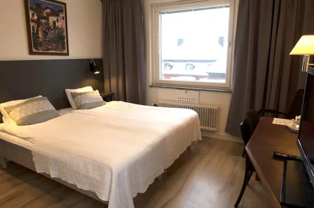 Vi har dubbelrum och tvåbäddsrum här på hotellet.