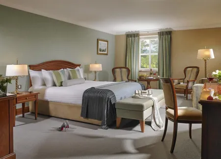Killarney Plaza Hotel bedroom