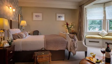Old Ground Hotel bedroom