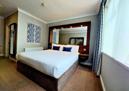 Flannerys Hotel Bedroom